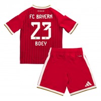 Dětský fotbalový dres Bayern Munich Sacha Boey #23 2026-27 Domácí Krátký Rukáv (+ trenýrky)